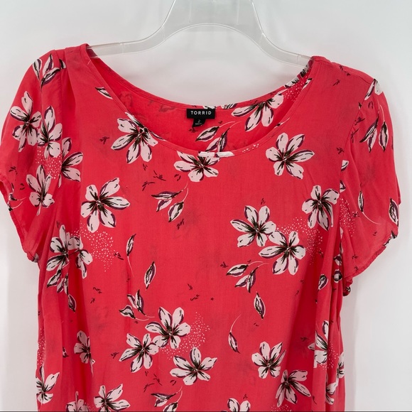 Torrid Size 2 2X Pink Floral Shirt Plus Short Sleeves Ruffled Split Back Rayon - Picture 5 of 10